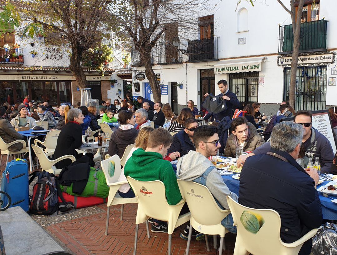 Terraza de un bar en el Albaicín (Granada), en los últimos días de diciembre
