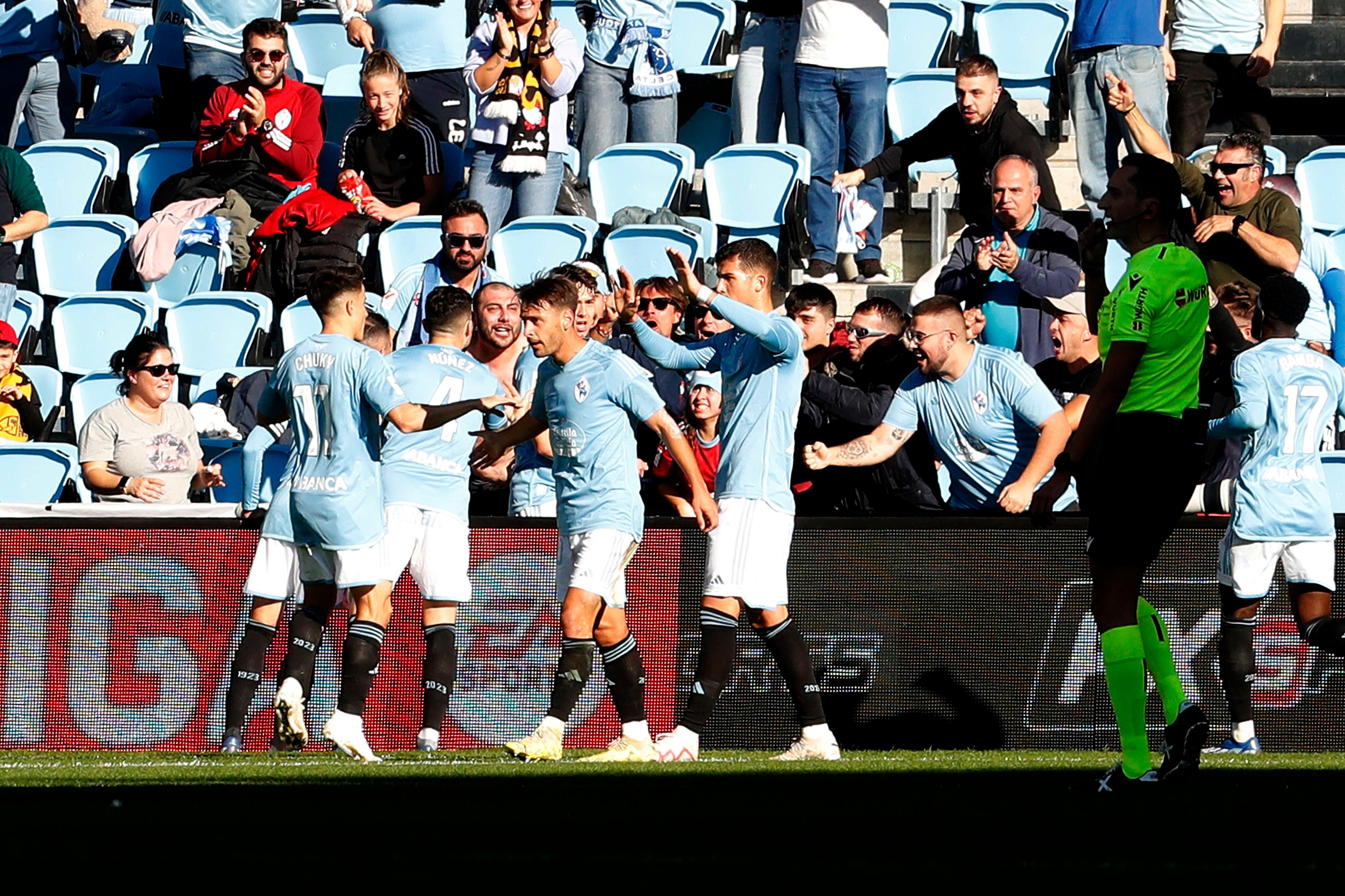 GRAF3420. PONTEVEDRA, 16/12/2023.- Los jugadores del Celta celebran un gol al Granada, durante el partido de Primera División que enfrentó a ambos equipos este sábado en el estadio de Balaídos. EFE / Salvador Sas
