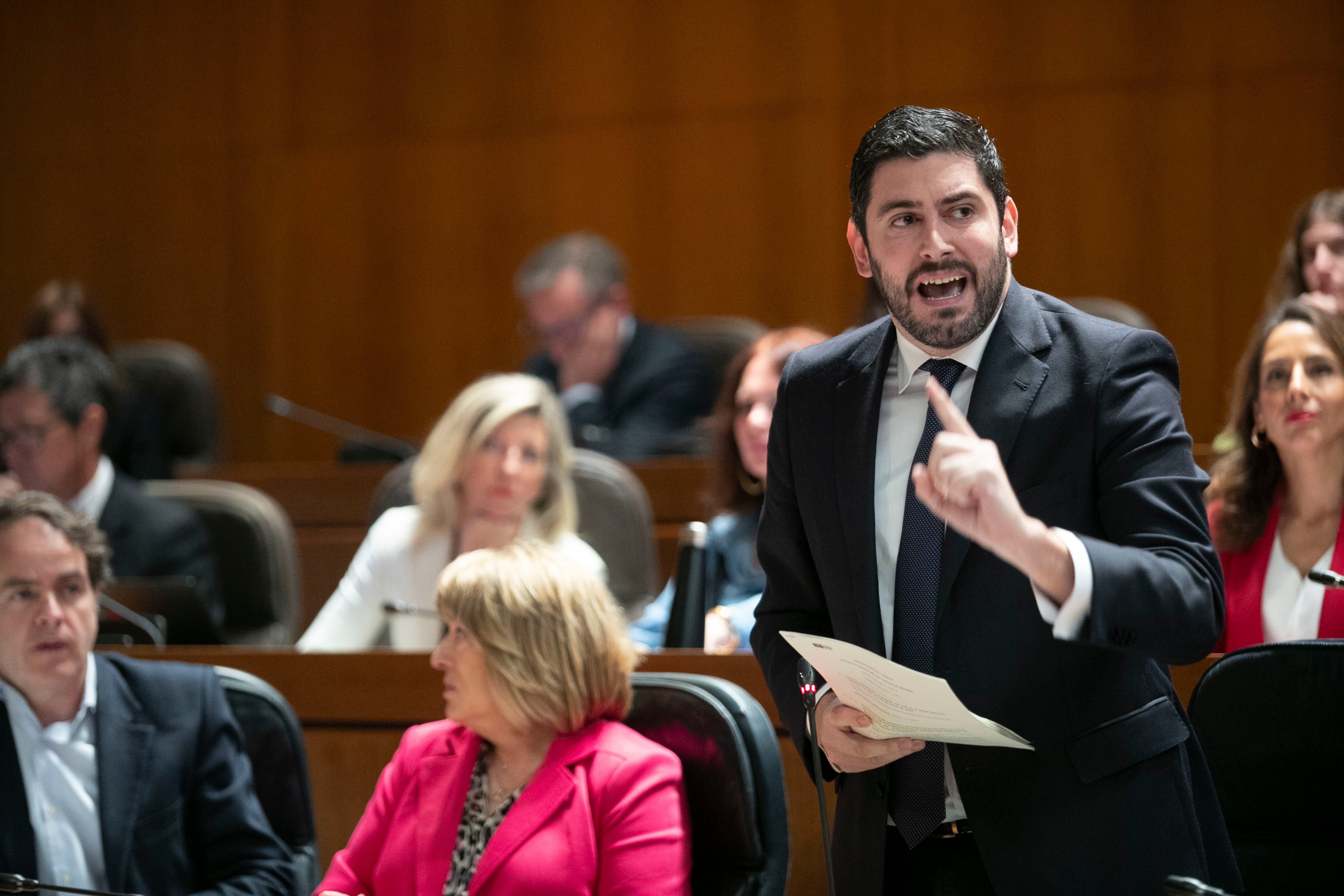 El vicepresidente del gobierno de Aragón, Alejandro Nolasco (Vox) interviene en el pleno de las Cortes regionales en Zaragoza