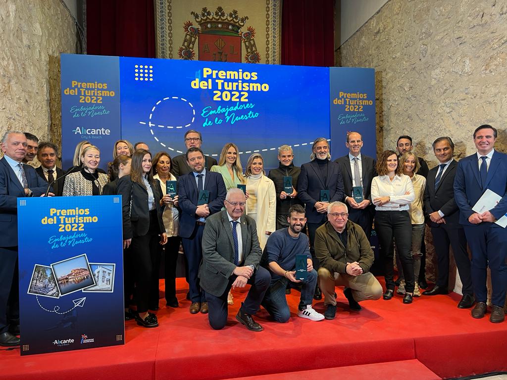 Foto de grupo tras la II Gala de Turismo de Alicante