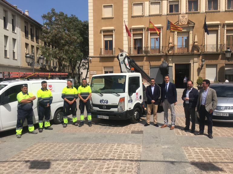 Operarios, vehículos, ayuntamiento y empresa en la presentación nueva contrata