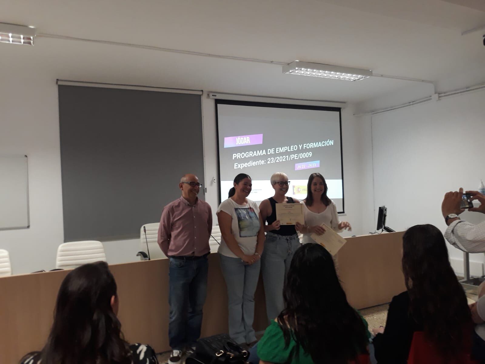 Momento de la entrega del diploma a una de las alumnas