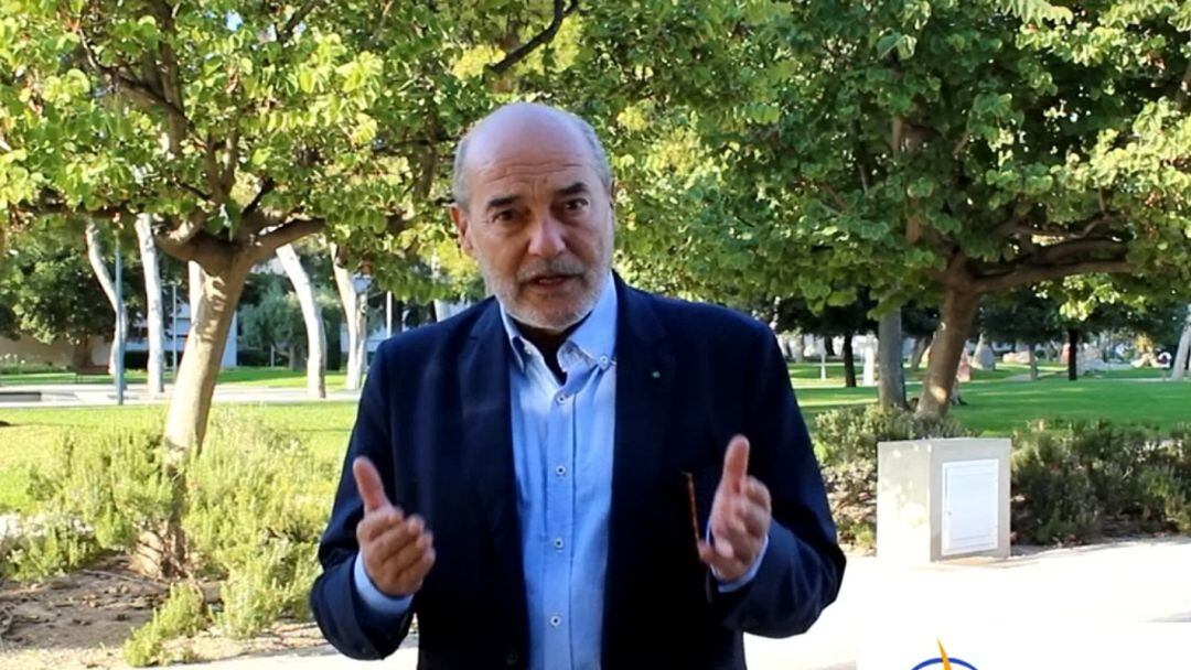 José Tuells, director de la Cátedra Balmis, en el campus de la Universidad de Alicante.