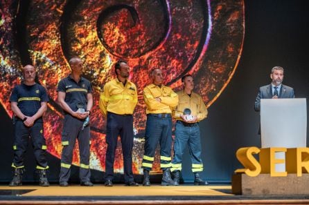 Emilio Duch, gerente del Consorcio de Emergencias de Gran Canaria, agradece el premio concedido en categoría colectiva junto a la Unidad Operativa de Fuegos Forestales de Gran Canaria ex aequo