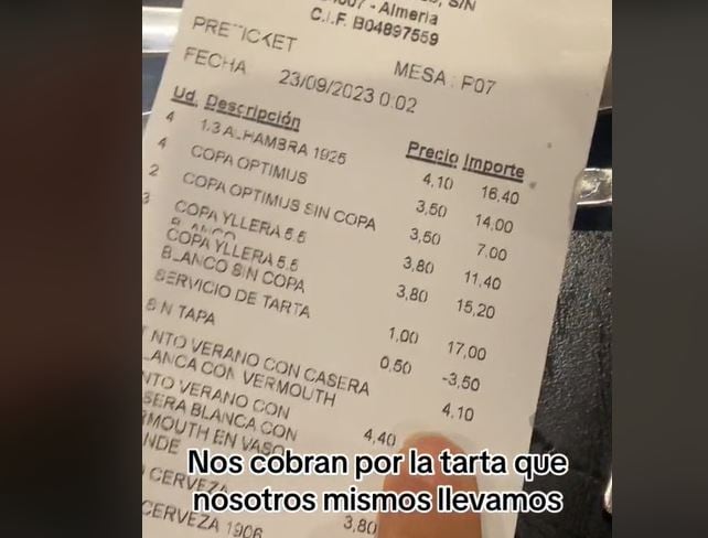 Polémica tras publicar la cuenta de un restaurante que incluyó un cargo inesperado por una tarta que llevaron los clientes.