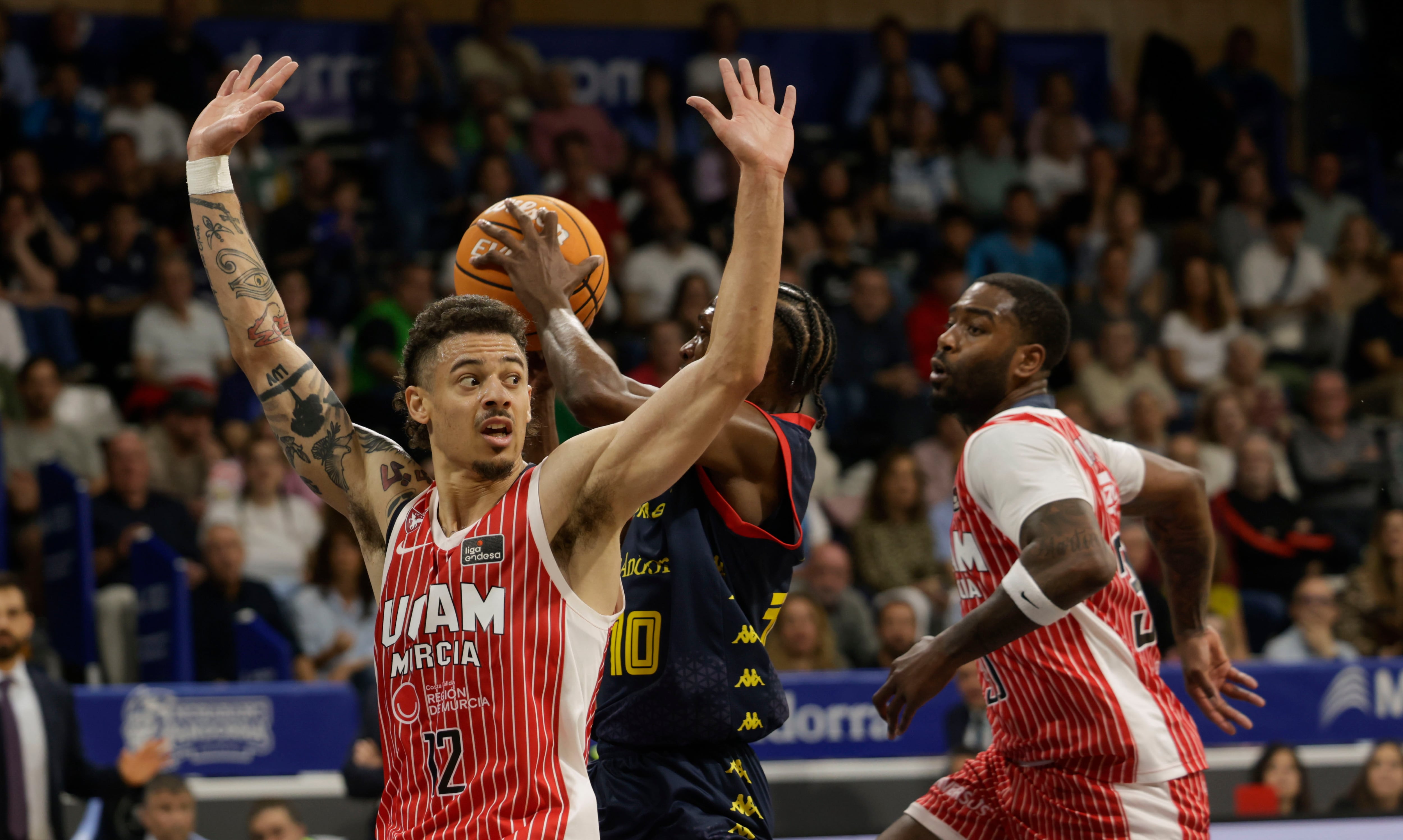 ANDORRA LA VELLA, 18/04/2026.- Sir' Jabari Rice (c), escolta estadounidense del MoraBanc Andorra, supera a Jonah Radebaugh (i), base montenegrino del UCAM Murcia, durante el partido de la vigésimo séptima jornada de la Liga Endesa de baloncesto que se disputa este sábado en el Pavelló Toni Martí de Andorra. EFE / Fernando Galindo
