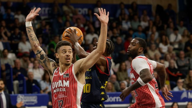 ANDORRA LA VELLA, 18/04/2026.- Sir' Jabari Rice (c), escolta estadounidense del MoraBanc Andorra, supera a Jonah Radebaugh (i), base montenegrino del UCAM Murcia, durante el partido de la vigésimo séptima jornada de la Liga Endesa de baloncesto que se disputa este sábado en el Pavelló Toni Martí de Andorra. EFE / Fernando Galindo