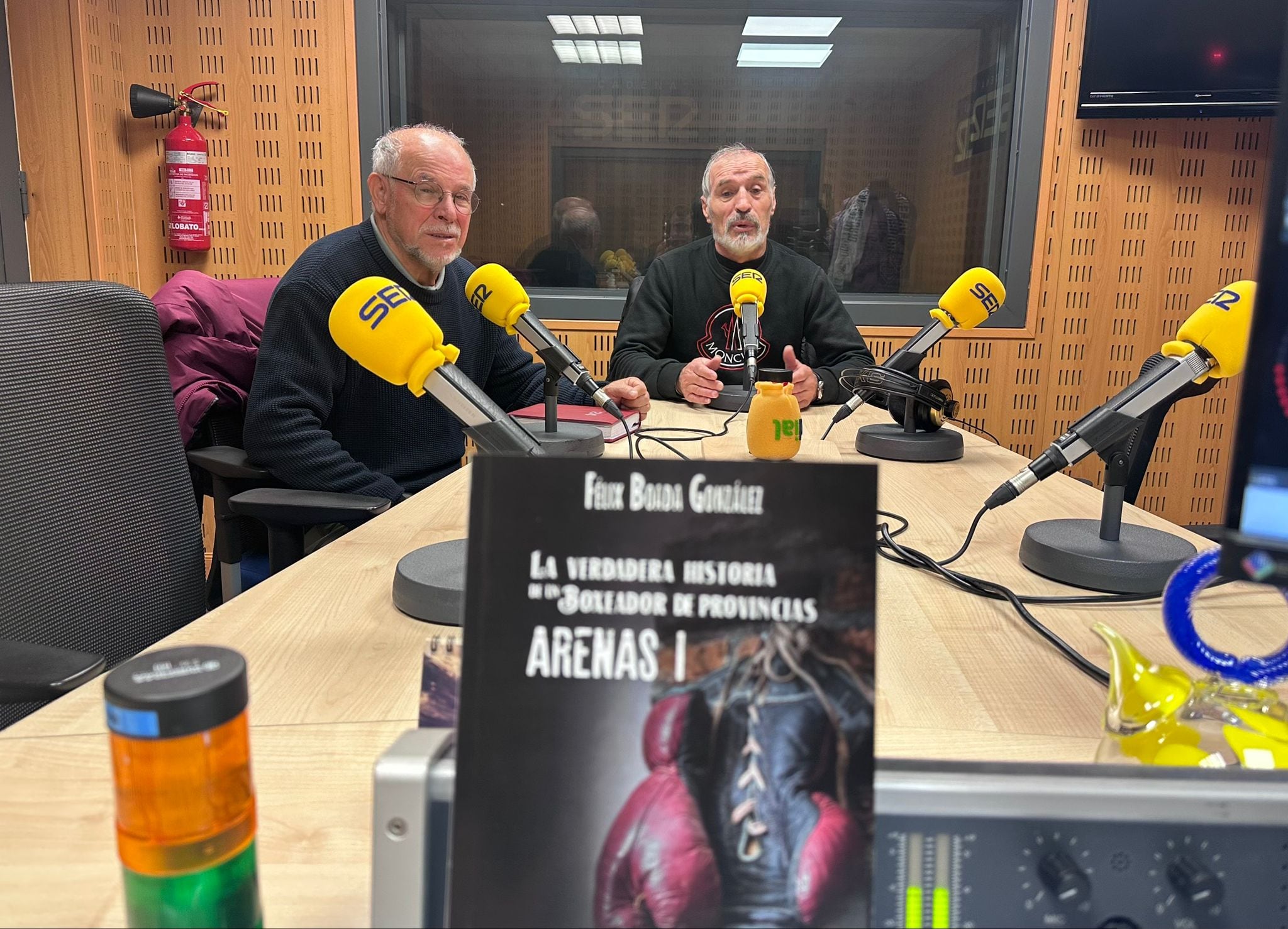 Félix Boada y José Mª Ibáñez arenas en los estudios de Radio Palencia