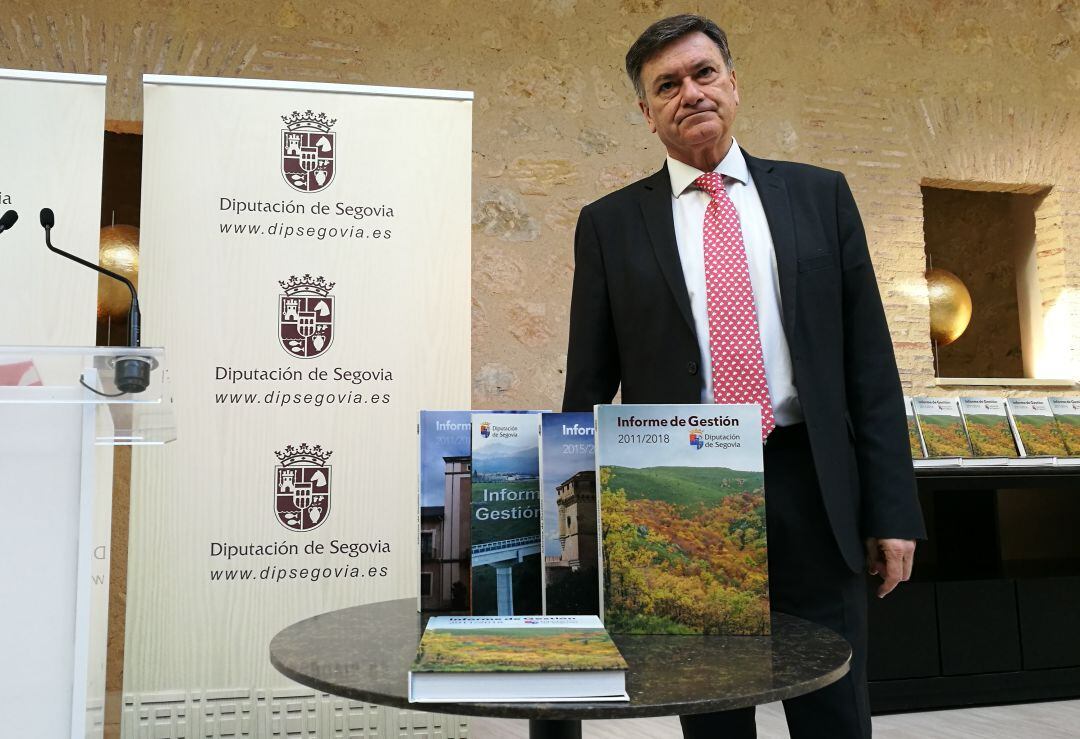 El presidente Francisco Vázquez junto al documento del balance de su gestión el las dos últimas legislaturas