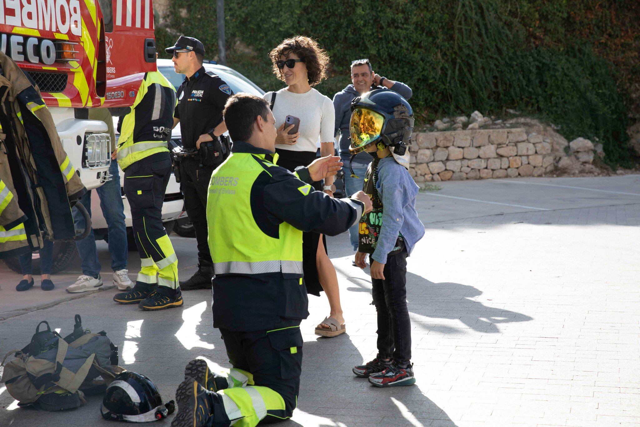 Los agentes han explicado su trabajo a los ciudadanos