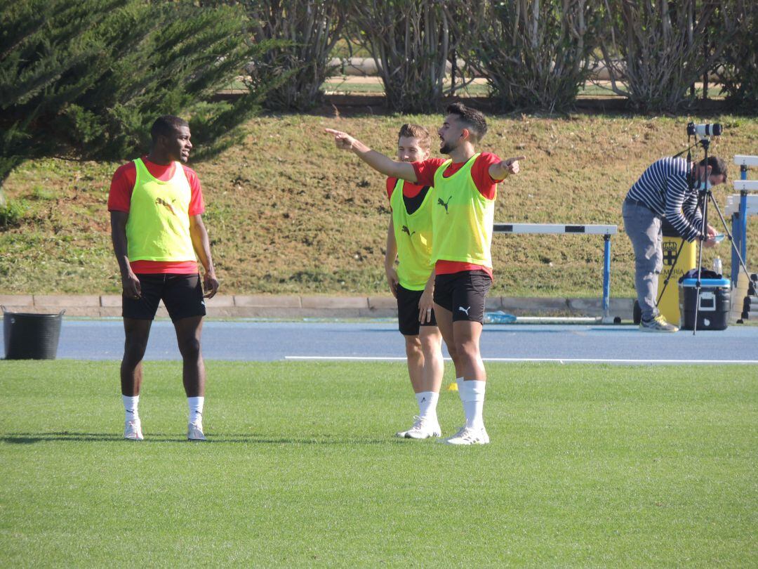 Morlanes habla con Akieme y Balliu.