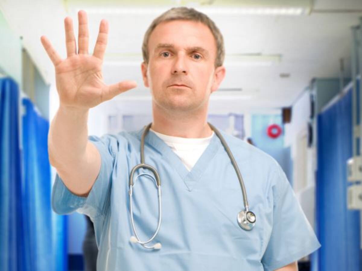 Médicos ven en los recortes en sanidad el principal motivo de las agresiones