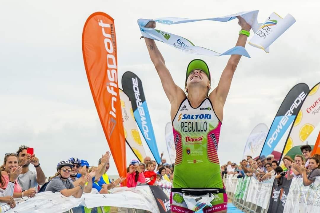 Alba Reguillo, triatleta alcazareña, en uno de sus triunfos 