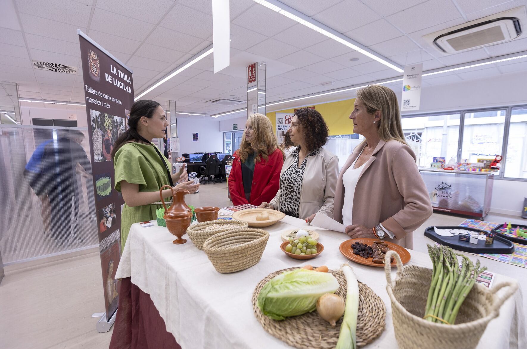 Autoridades municipales en la Fira d'Extraescolars.