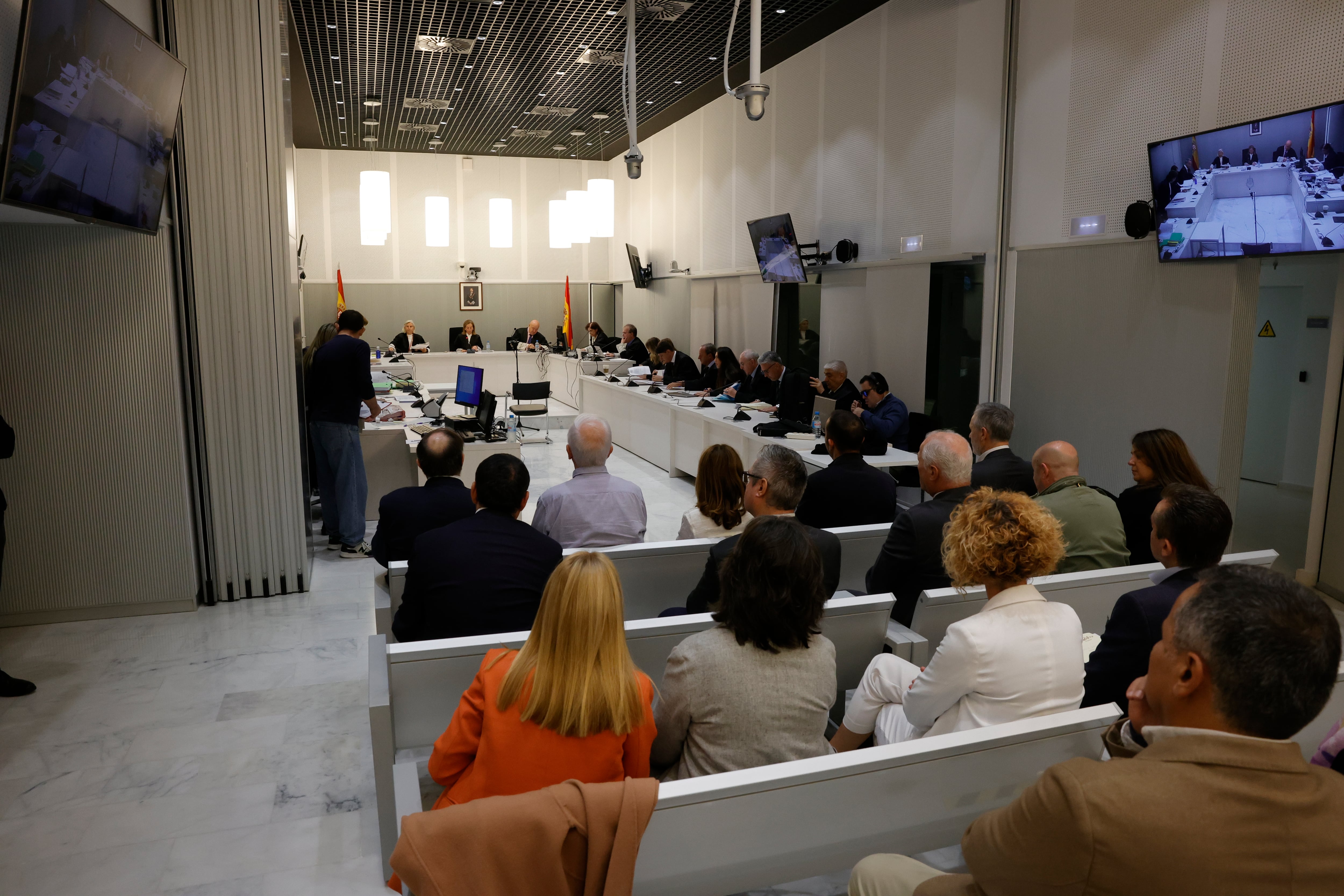 Vista general del juicio en la Audiencia Nacional contra 16 personas, entre ellas dos exalcaldes de las localidades madrileñas de Chinchón y Velilla de San Antonio de diferentes partidos, y a funcionarios de seis ayuntamientos de la Comunidad de Madrid, por fraccionar contratos para adjudicar obras pequeñas a la empresa Efial Consultoría