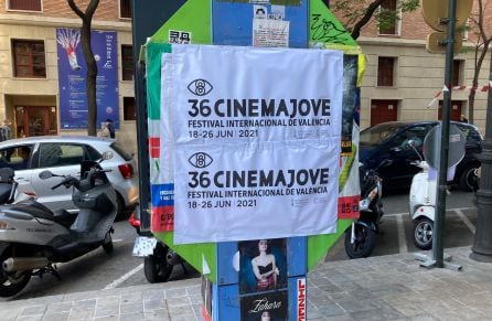 Cartel anunciador de Cinema Jove en una cabina telefónica