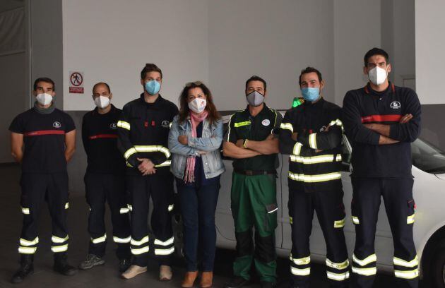 Isabel Roldán, de la Asociación de Autónomos del Taxi de Córdoba, con Juan Manuel Cervantes y los alumnos del curso