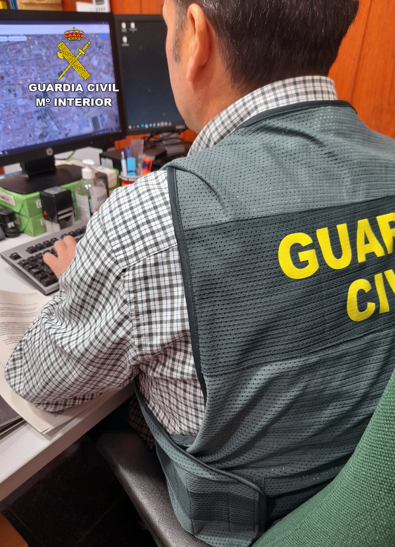 Agente de la Guardia Civil durante el proceso de investigación de la Operación ‘Norpard’