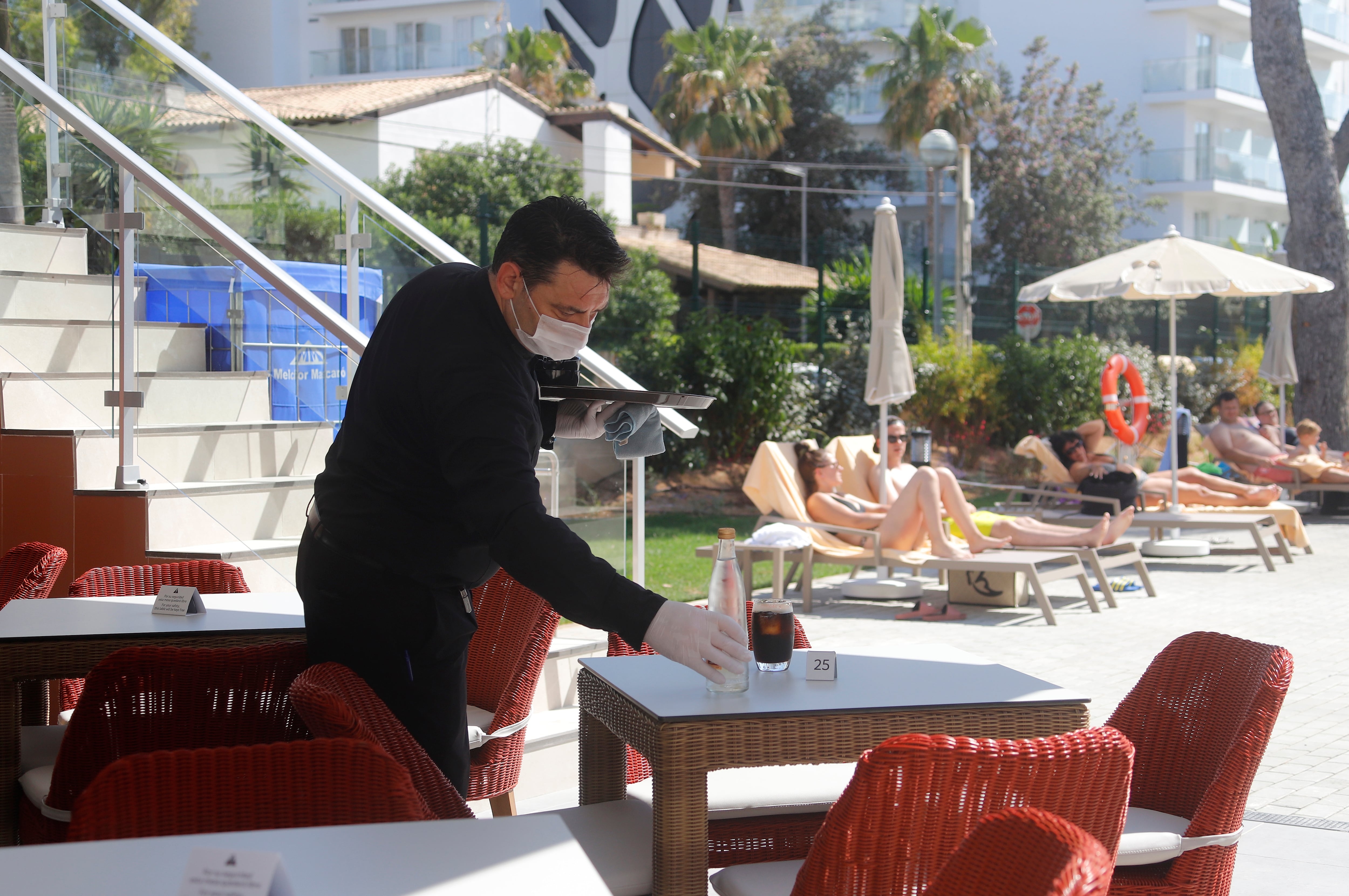 Trabajador en un hotel de Mallorca. Photo by Clara Margais/picture alliance via Getty Images)