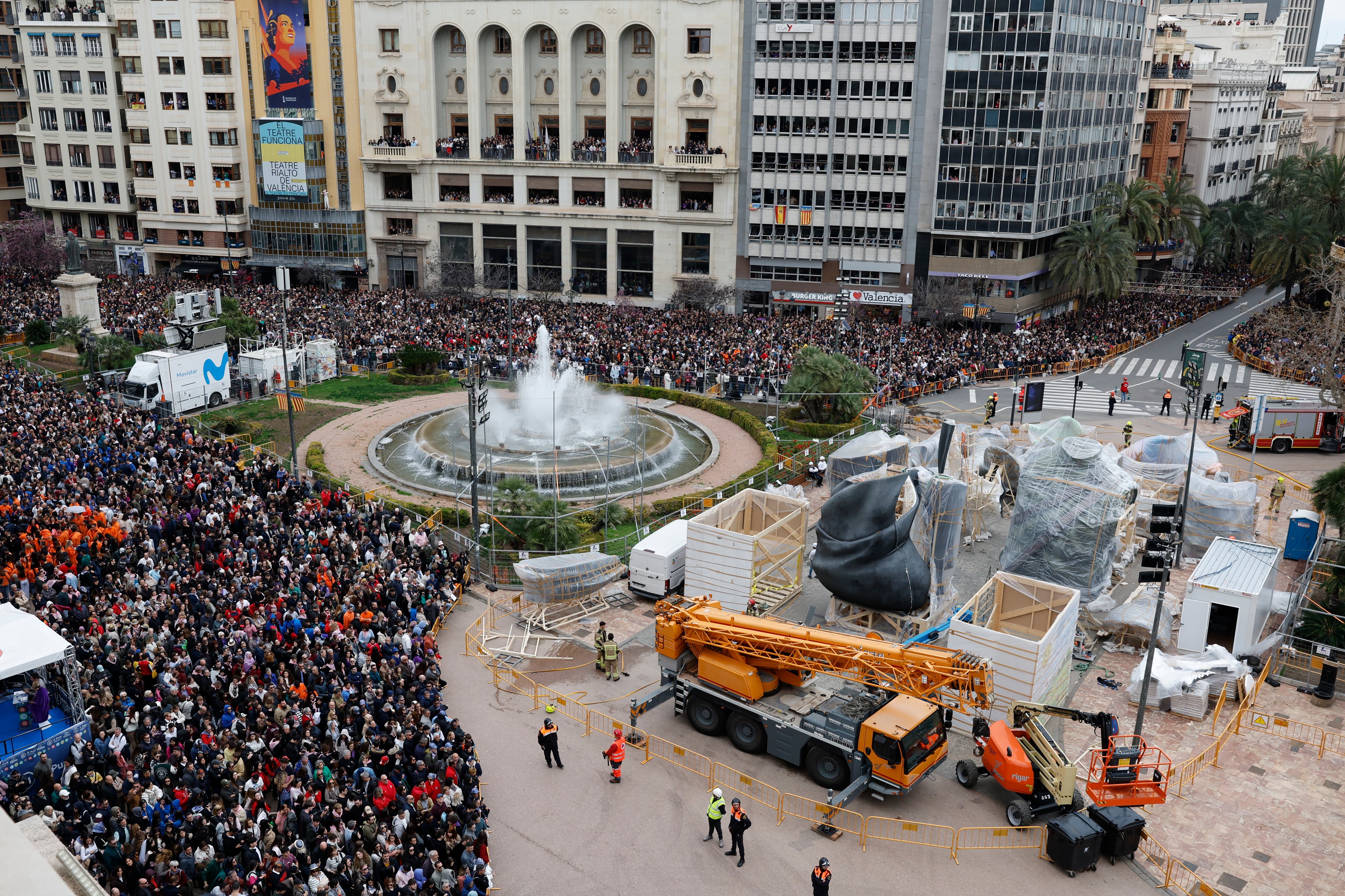 VALENCIA, 08/03/2026.- Montaje de la falla de la Plaza del Ayuntamiento, en Valencia, este domingo. La sexta mascletà de las Fallas 2026 ha dejado sin aliento al público de la Plaza del Ayuntamiento de València cobijado bajo los paraguas y rendido a la mascletá "in memoriam" a Javi Nadal, miembro de la pirotecnia Nadal Martí, y fallecido en abril de 2025. EFE/Ana Escobar