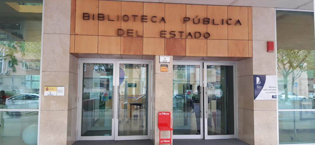 Entrada a la Biblioteca Pública del Estado