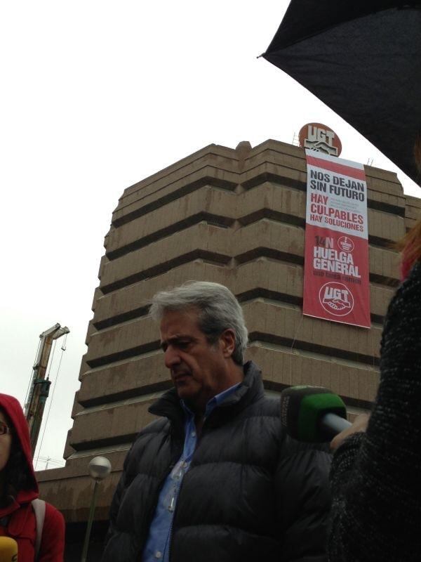 José Ricardo Martínez antendiendo a los medios