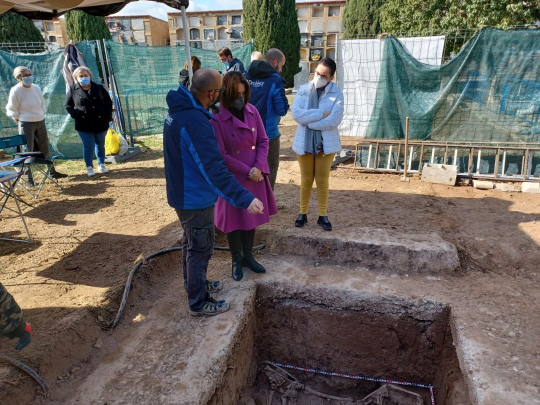 La exconsellera de Transparencia y Calidad Democrática, Rosa Pérez Garijo, en la Fosa 33 del Cementerio de Alicante.