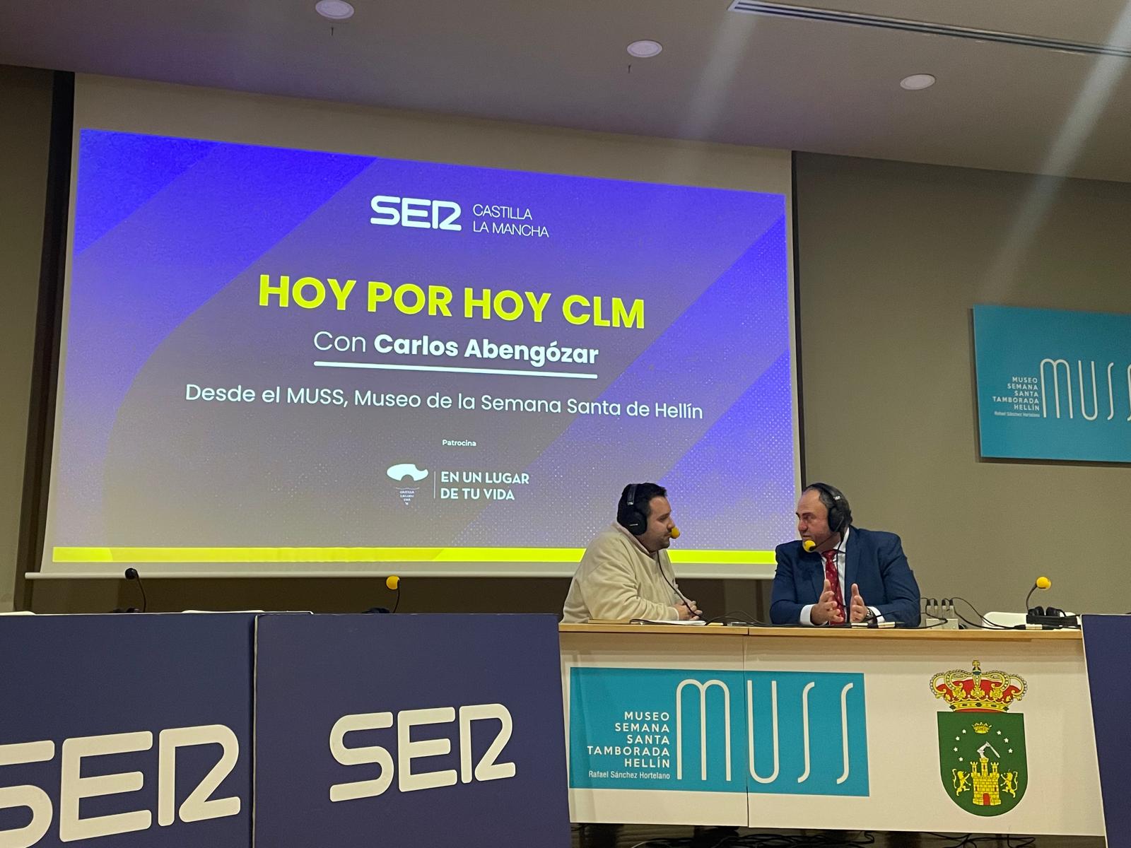 El periodista Carlos Abengózar y el consejero Julián Martínez Lizán