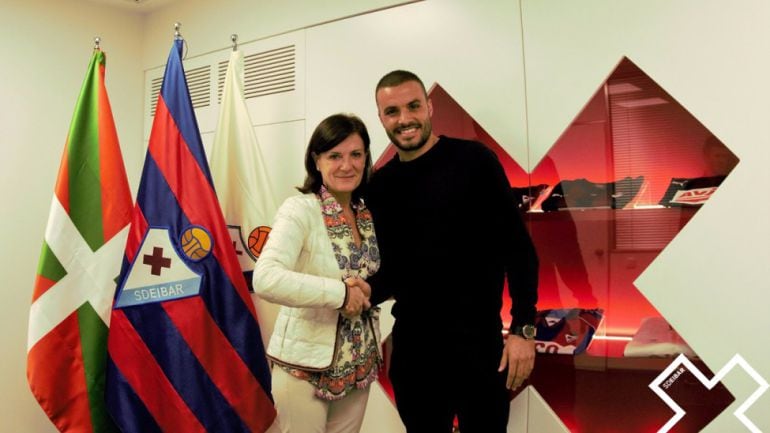 Pedro León posa con la presidenta del Eibar, Amaia Gorostiza, esta tarde en las oficinas de Ipurua