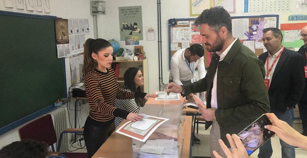 El candidato del PSOE Jaén, Felipe Sicilia, vota en su colegio electoral de Bailén.