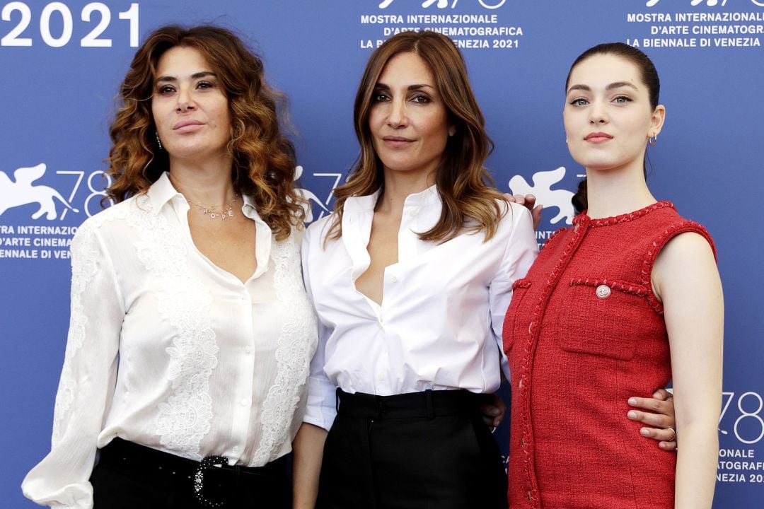 Director Audrey Diwan and Anamaria Vartolomei attend the photocall of &quot;L&#039;Evenement&quot; during the 78th Venice International Film Festival on September 06, 2021 in Venice, Italy