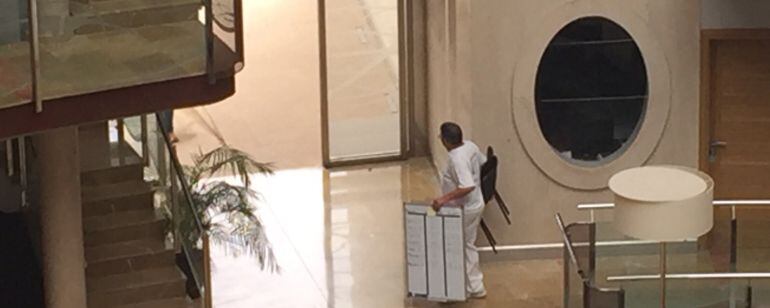 Algunos empresarios llegaron ayer a desalojar el edificio