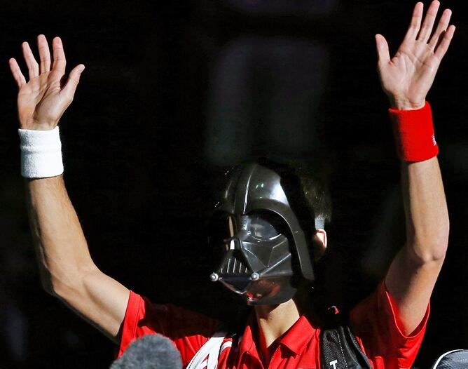 El tenista serbio Novak Djokovic saluda a los espectadores con una máscara de Darth Vader para celebrar Halloween antes de enfrentarse al estadounidense Sam Querrey en un partido del torneo Masters 1000 de Paris-Bercy