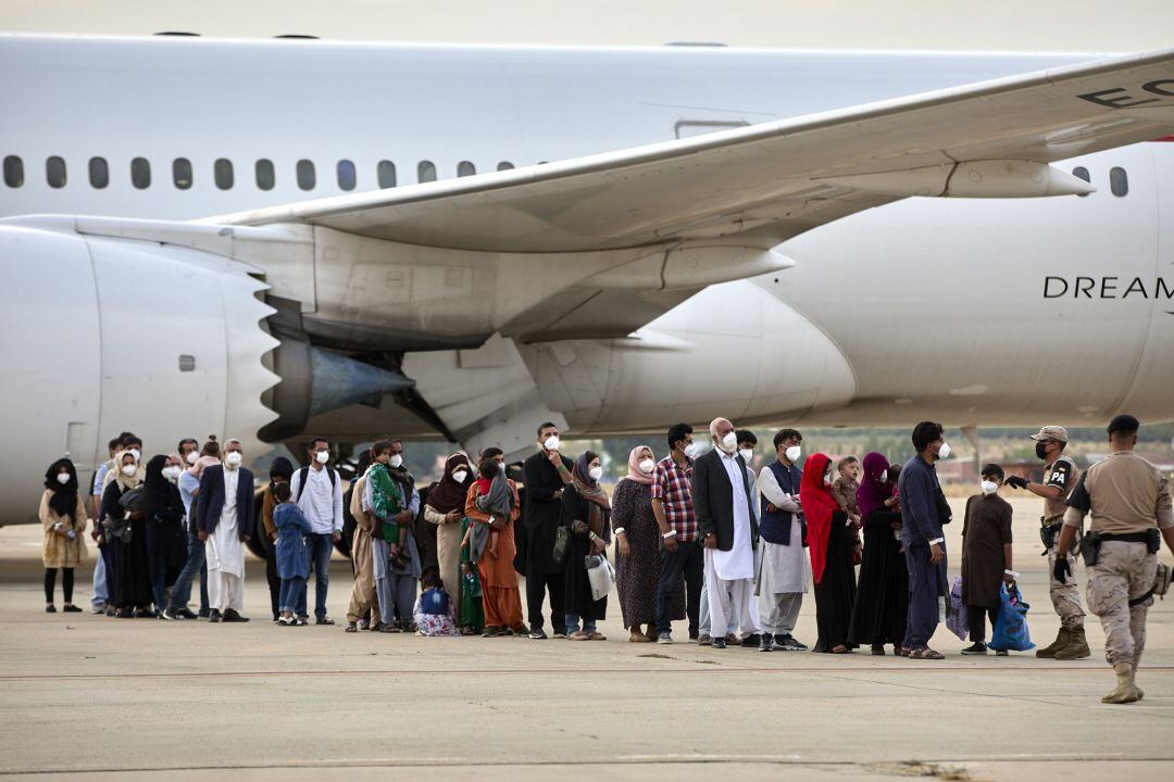 Varios refugiados afganos llegan a la base aérea de Torrejón de Ardoz a 