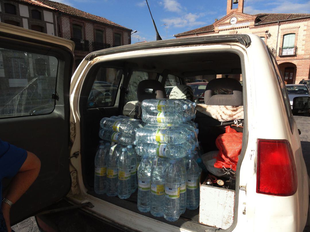 Imagen en archivo de paquetes de agua embotellada en un vehículo en Lastras de Cuéllar