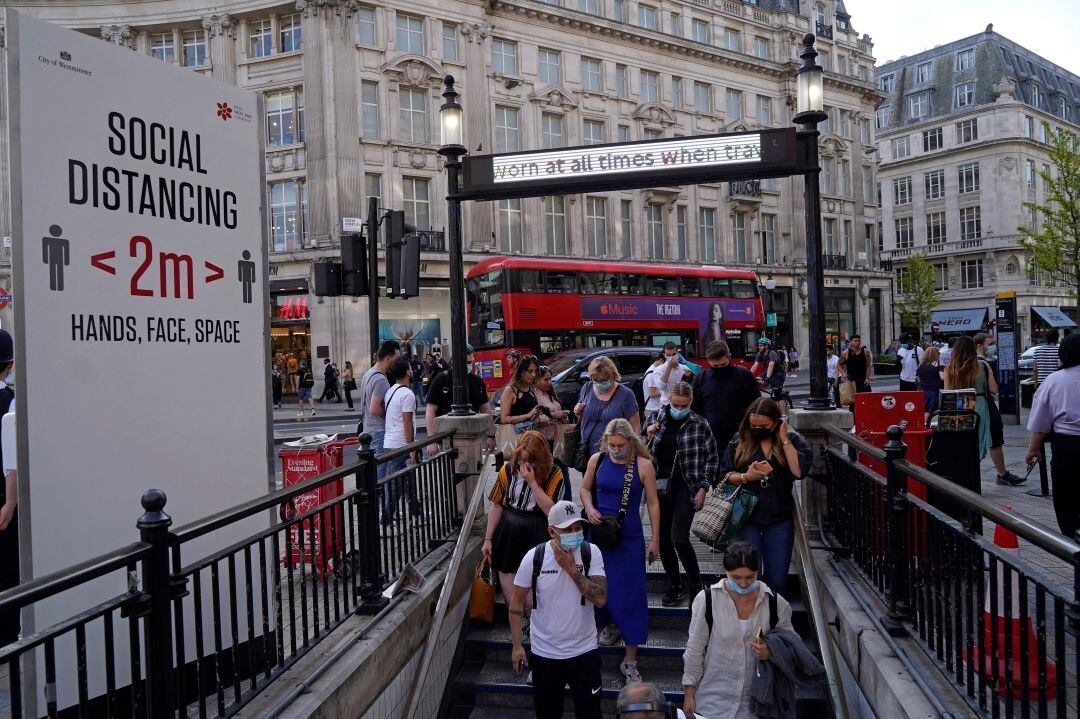 Varias personas entrar en una boca de metro de Londres