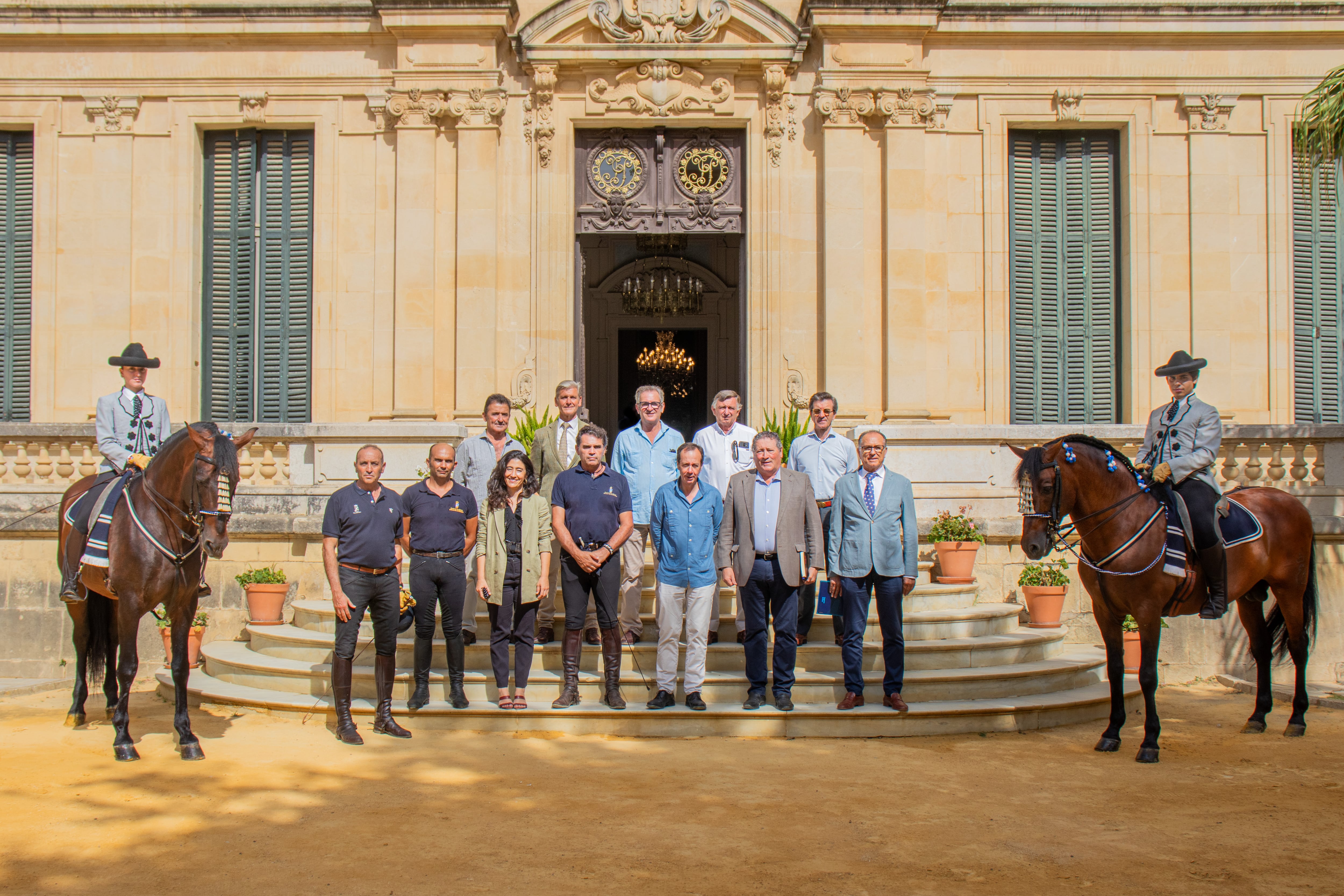 Fotografía del equipo al cargo del curso formativo en Doma Vaquera en la puerta del Salón Noble de los Espejos.