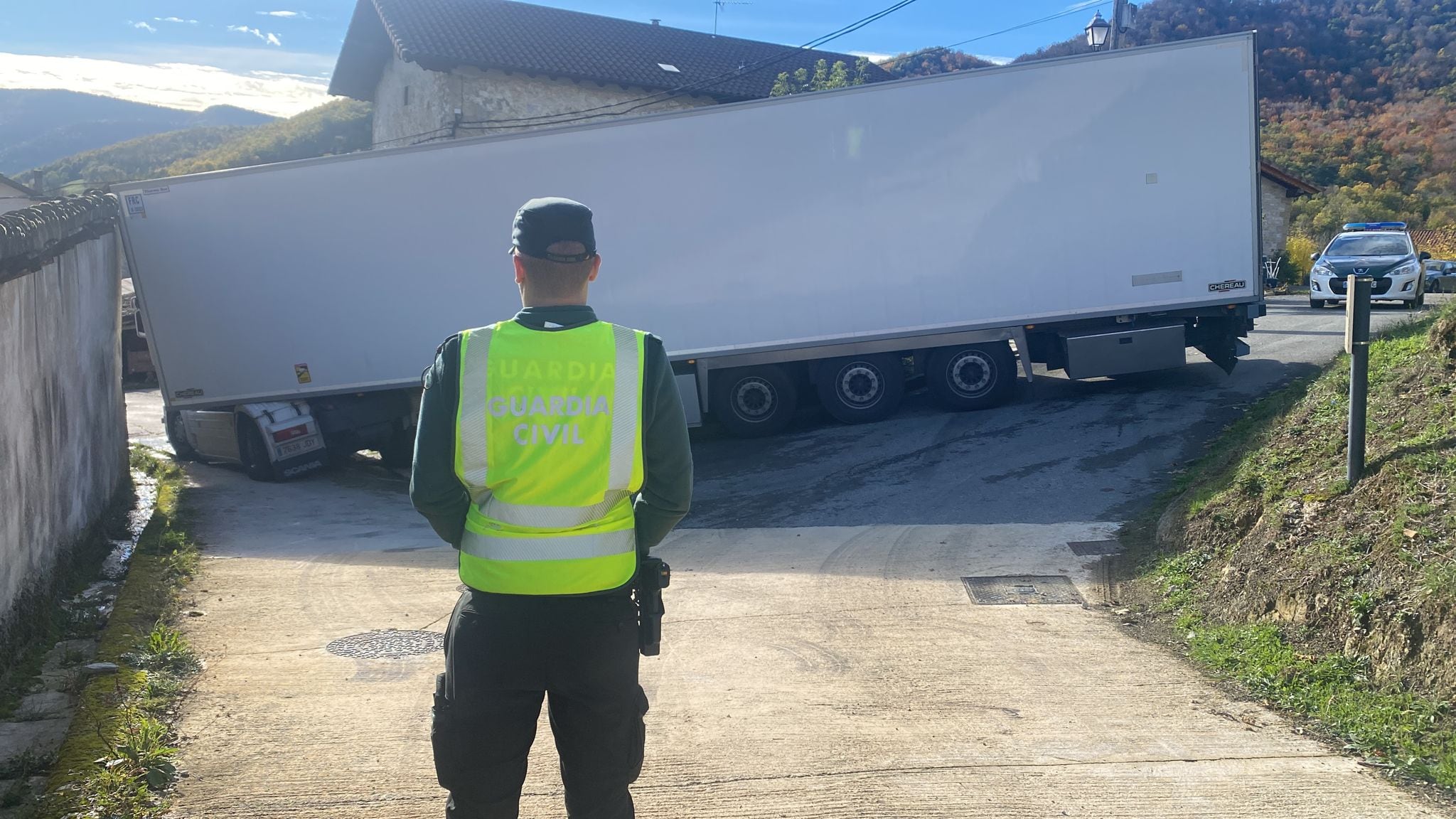 Guardia Civil atiende a un camión atascado en una calle de la localidad de Etuláin