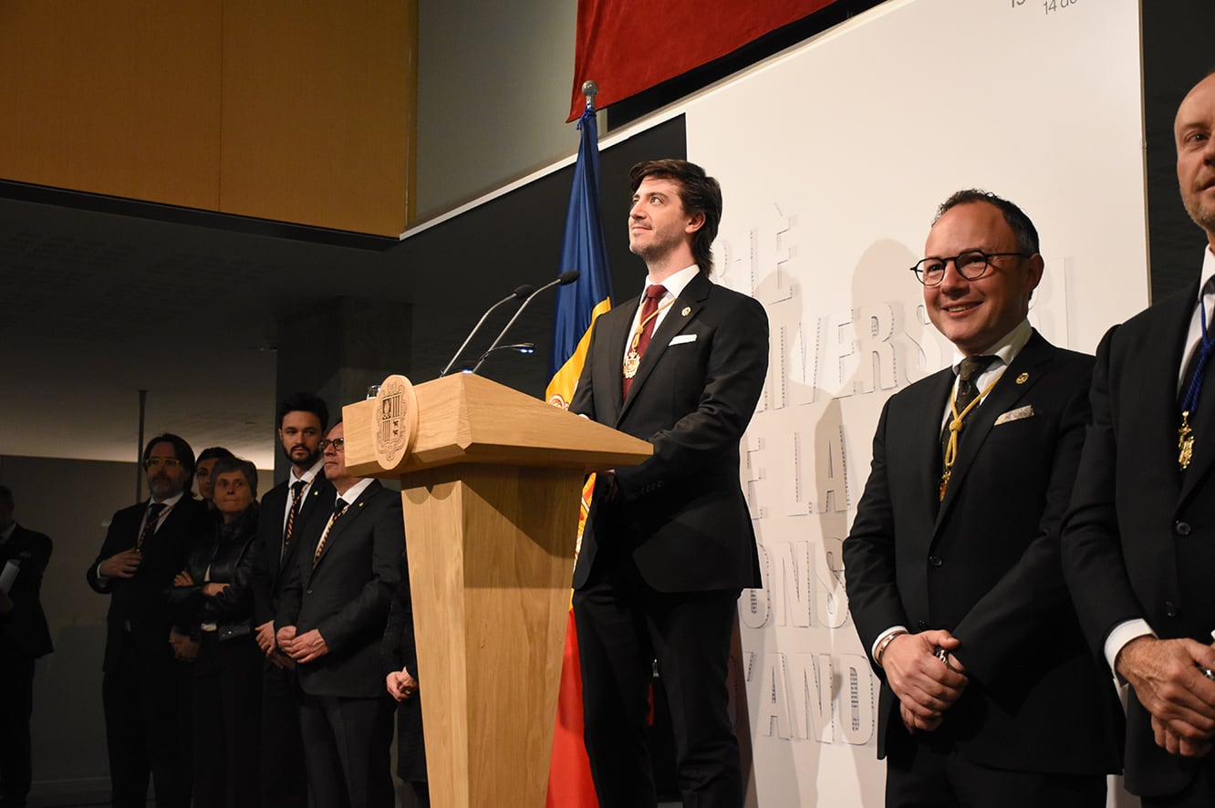 El síndic general, Carles Ensenyat, i el cap de Govern, Xavier Espot, escolten l'actuació dels petits cantors.