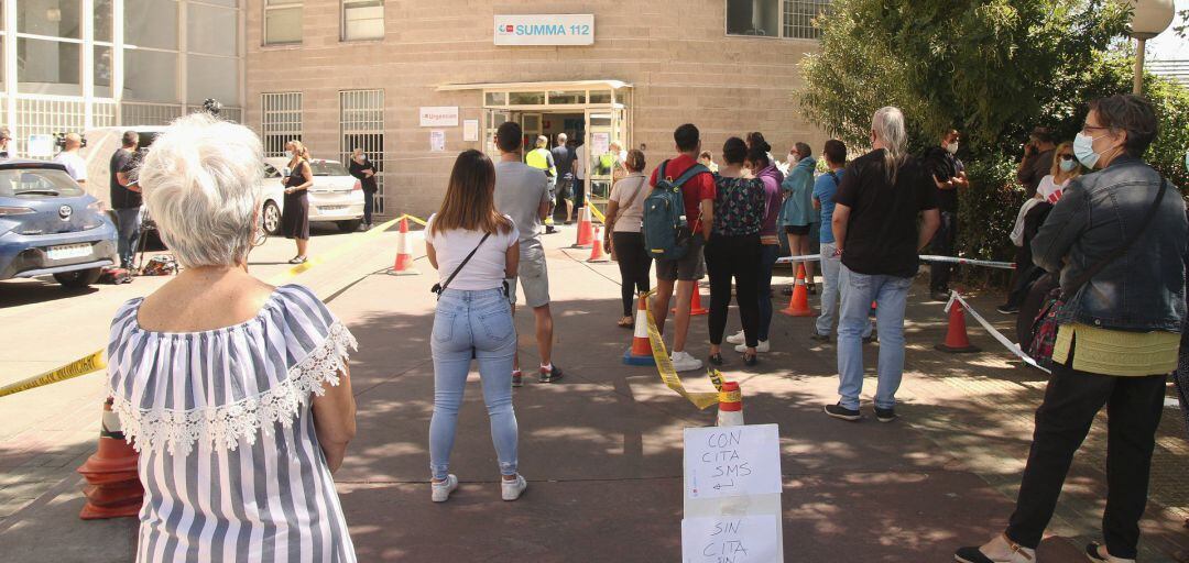Varias personas esperan en cola en el dispositivo para realizar PCR aleatorias para detectar asintomáticos de Covid-19 en la Comunidad de Madrid.
