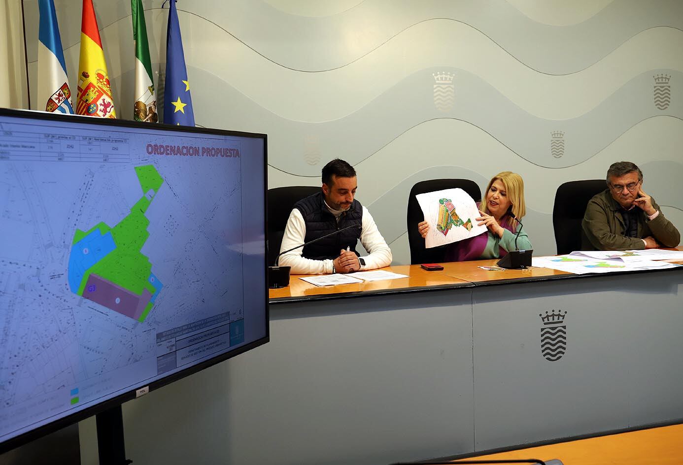 José Antonio Díaz, Mamen Sánchez y Benito García durante la presentación de los proyectoso