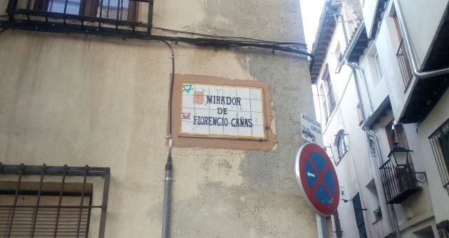 Placa del mirador de Florencio Cañas en el casco antiguo de Cuenca.