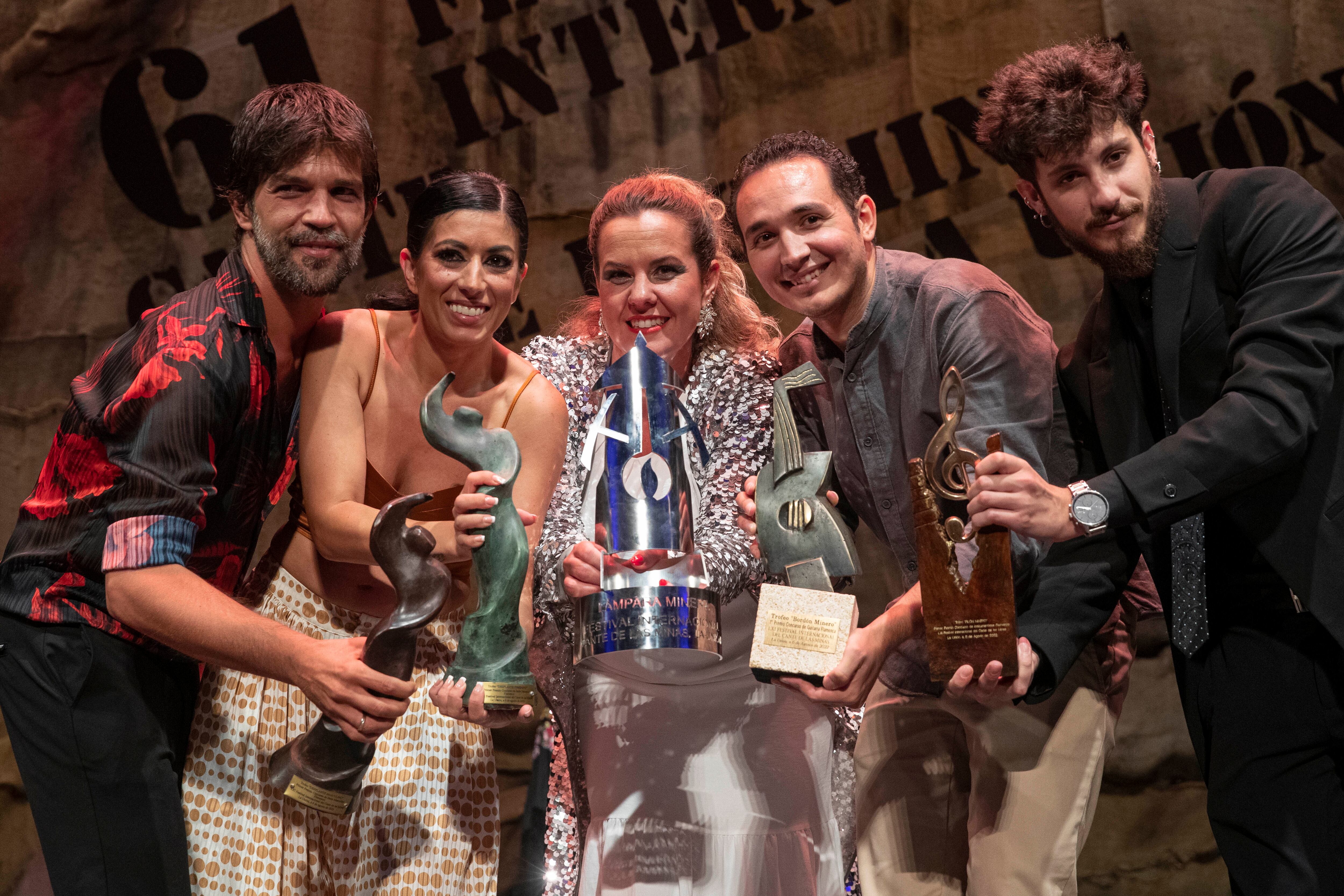 .LA UNIÓN (MURCIA), 07/08/2022.- La cantaora pacense Esther Merino (c), ganadora de la Lámpara Minera, posa junto al resto de premiados (de izq a der) el bailaor barcelonés David Romero; la bailaora malagueña Irene Lozano; el guitarrista onubense Álvaro Mora y el violinista cordobés Ángel Bocanegra, tras la ceremonia de entrega de galardones del LXI Festival Internacional del Cante de las Minas de La Unión, anoche en el mercado público de La Unión. EFE/ Marcial Guillén