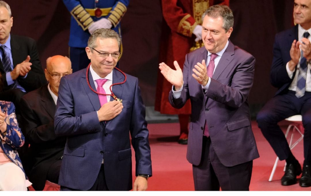 Salomón Hachuel y Juan Espadas en la entrega de la Medalla de Sevilla