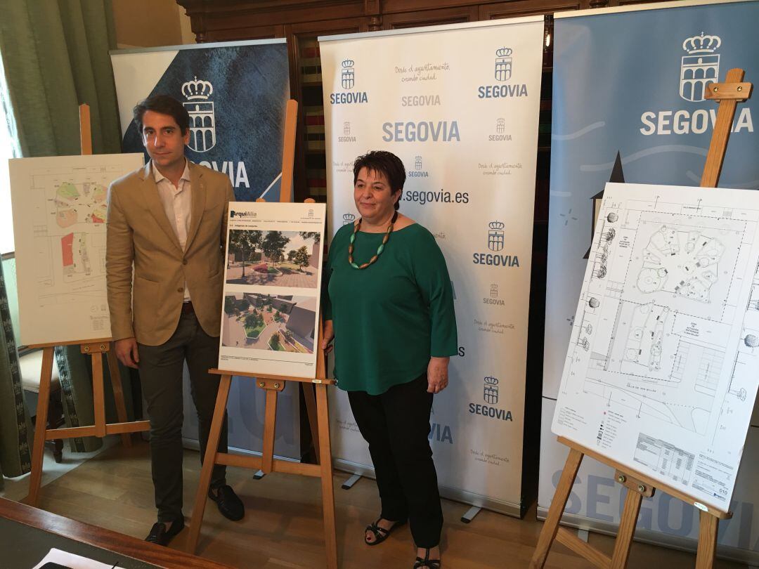 Miguel Merino, concejal de Obras y Clara Luquero, alcaldesa de Segovia