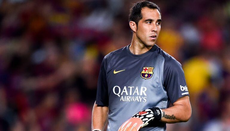 Claudio Bravo, durante un partido con el Barça