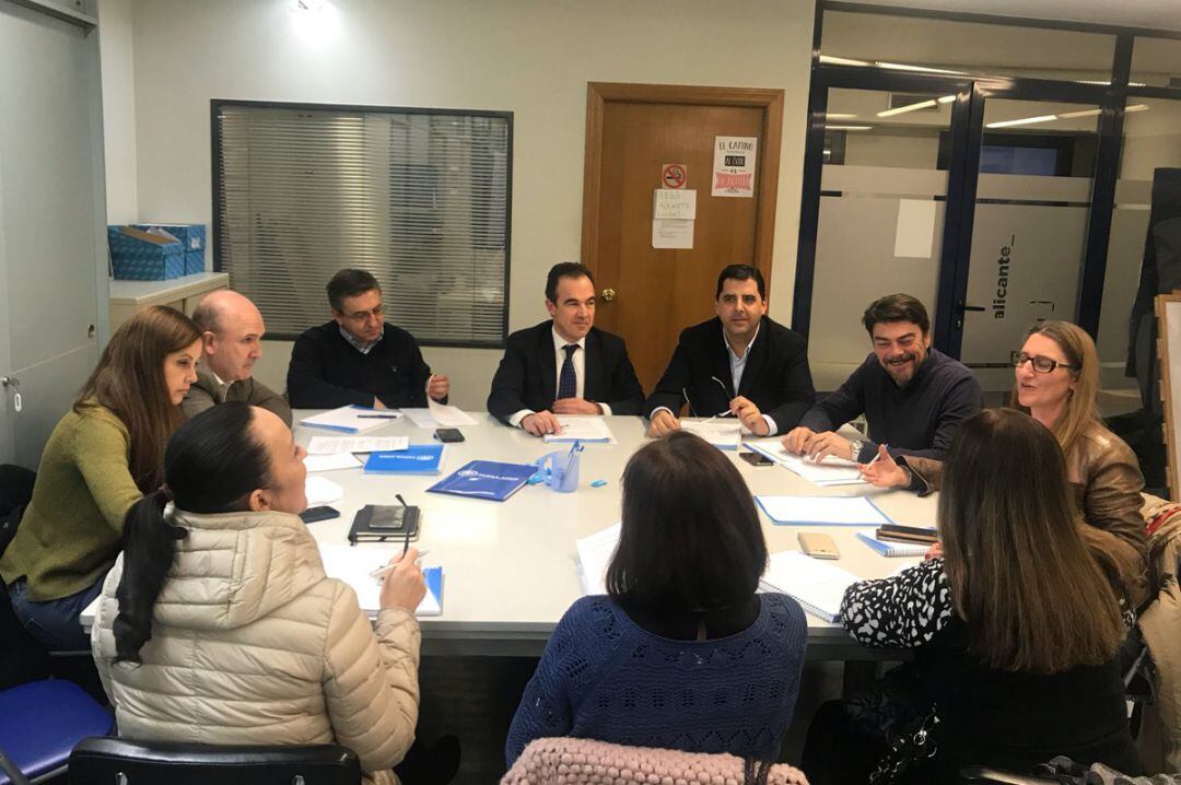 Antonio Peral (con corbata) , en una reunión de trabajo del partido