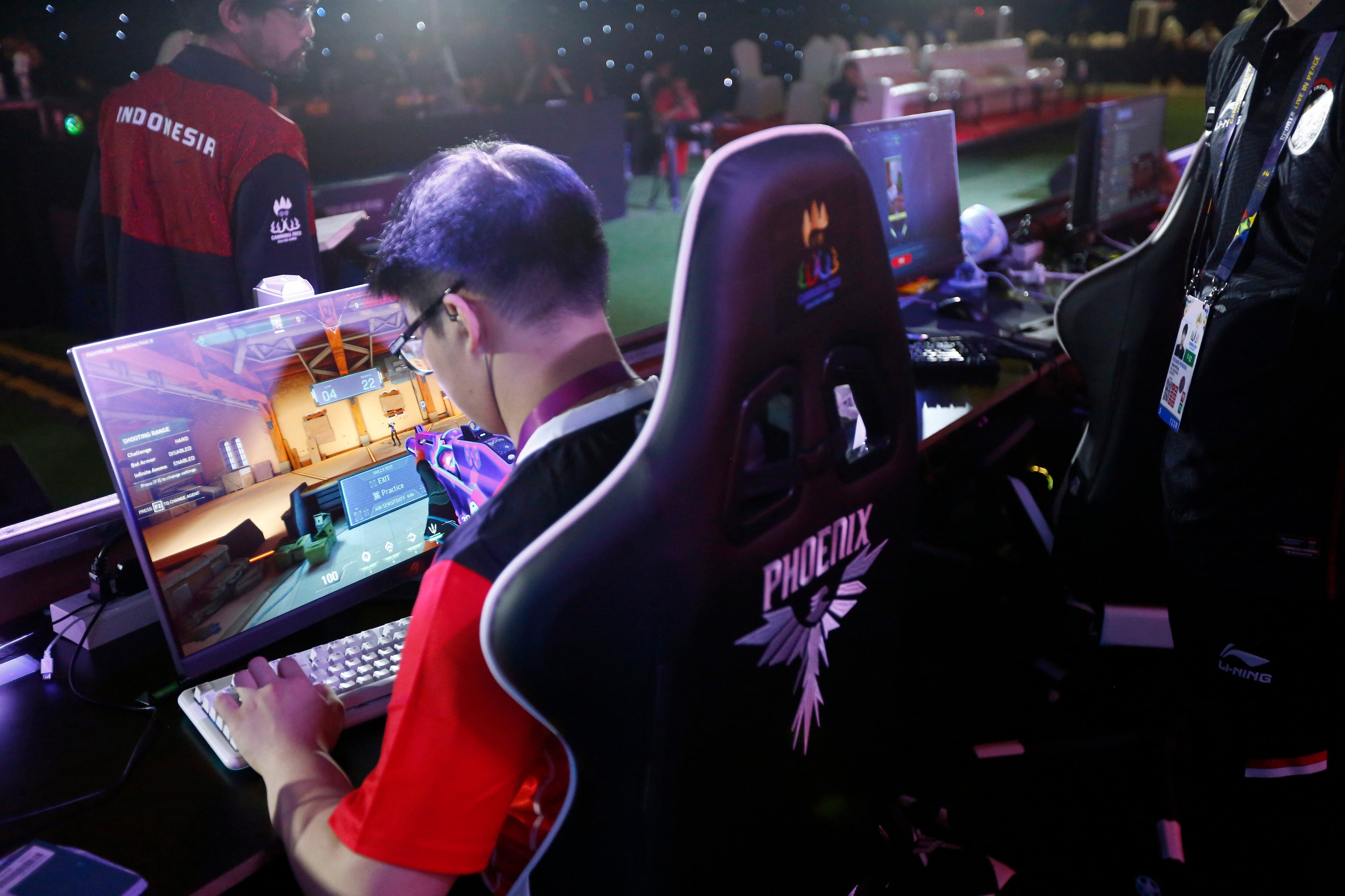 Phnom Penh (Cambodia), 10/05/2023.- Philippine&#039;s esports players compete in the qualification match between Philippine and Indonesia during the 32nd Southeast Asian Games (SEA Games) at Olympia mall in Phnom Penh, Cambodia, 10 May 2023. (Camboya, Filipinas) EFE/EPA/KITH SEREY
