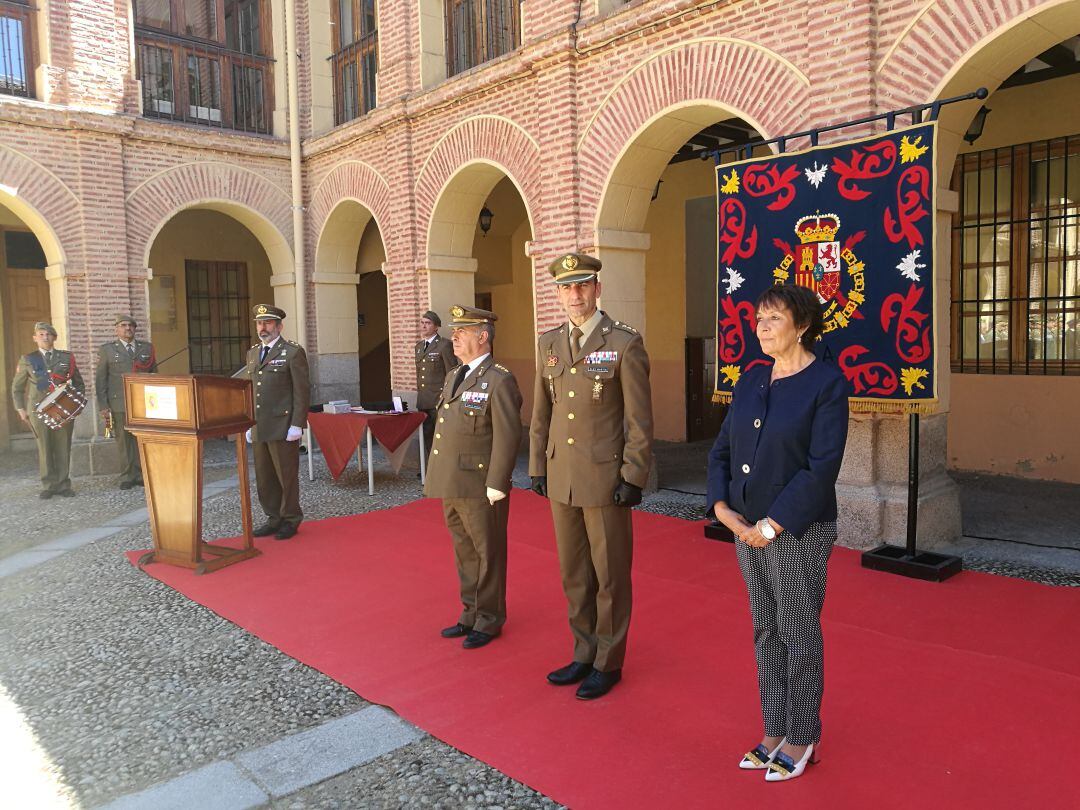 El acto ha sido presidido por el delegado de Defensa en Castilla y León Vicente González (c) la delegada del Gobierno Mercedes Martín y el subdelegado de Defensa en Segovia Camilo Vázquez