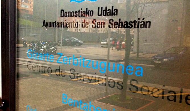 Entrada a una de las oficinas de servicios sociales del consistorio donostiarra